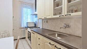 BEZBARIÉROVÝ priestranný 3 izbový byt v Ružinove.