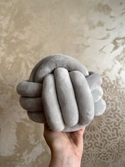 Vankúšik sivý krásny