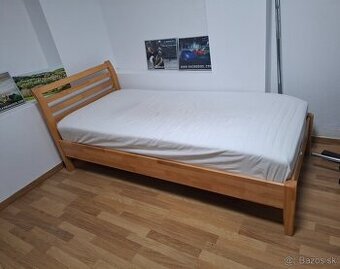 Posteľ 90 × 200 cm, rošt a matrac.