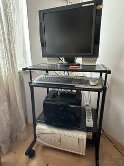 Kvalitny stolik na kolieskach na PC