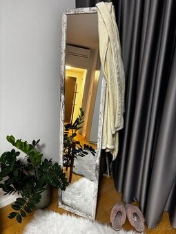 Predam stylove zrkadlo, plus vesiak na oblecenie