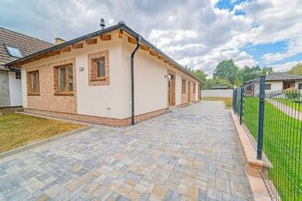 Rodinný dom v obci Kľačno s altánkom a terasou.