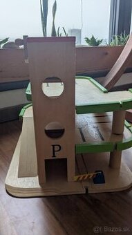 Woody parkovací dom