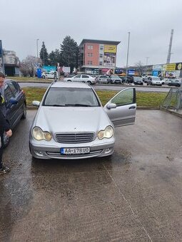 Predám tento pekný Mercedes c 2,2 cdi 105 je po facelifte