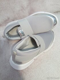 Nove damske sedo-strieborne slip-on tenisky