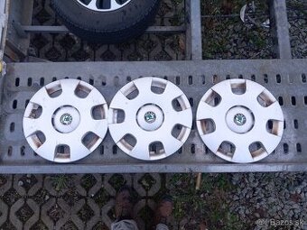 Predám 3 kusi originál puklic na škoda fabia R14