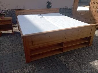 Masivní manželská postel komplet + noční stolek