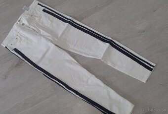 Biele rifle s modrými prúžkami v.30