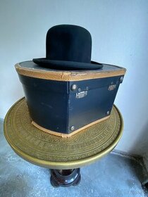 Stolík - Art deco, kufor na klobúky, pánsky klobúk - 1