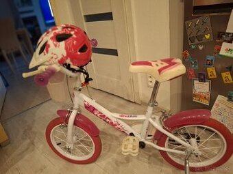 Predam detský bicykel a prilbou a kolieskami.