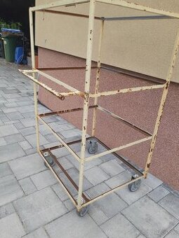 Predam stojan, regal na kolieskach