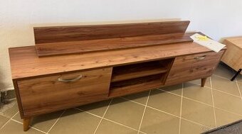 TV stolík + nástenná polica – moderný, dubový dekor