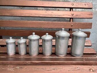 retro stare hlinikove dozy