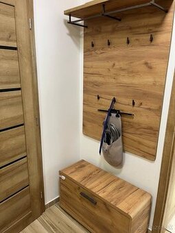 Vešiakový panel s lavicou do predsiene