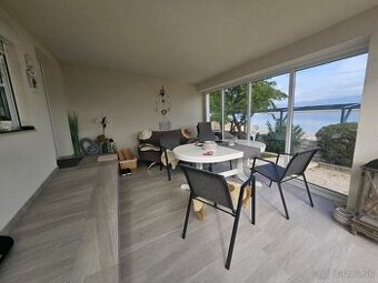 Chorvátsko, krásny jednoposchodový dom, prvý rad pri mori.