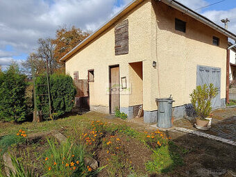 Bystré – slnečný, rovinatý pozemok s hosp. budovou, 872 m2