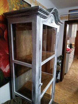 Vintage vitrína