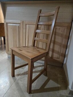 Jedálenský stôl so stoličkami