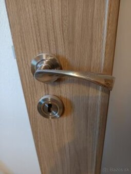 Predám interiérové dvere a zárubne2ks,70 presklenene ,ľavé,8