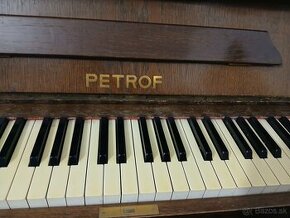 Piano Petrof