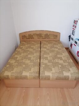 Manželská posteľ s úložným priestorom