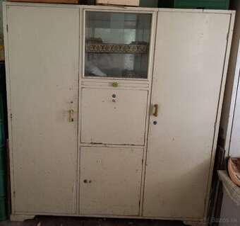 starožitný kredenc