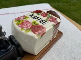 Nástenný porcelánový mlynček na kávu