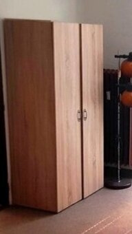 šatníková skriňa , stolik, kuchynský stôl, malá skrinka,lamp