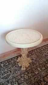Alabastrový stolík
