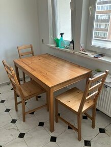 Drevený stôl s tromi stoličkami