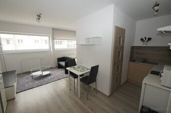 Top 1i byt s internetom a vlastným parkovaním / centrum