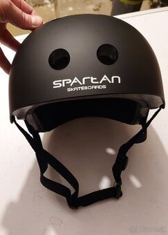 Prilba na skateboard S