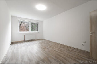 Na predaj priestranný 3-izbový byt s balkónom a loggiou v ob