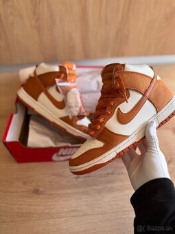 Nike Dunk SE high “ Monarch “