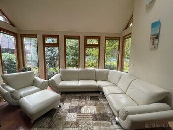 Krémovobiela rohová kožená sedačka + kreslo a taburetka