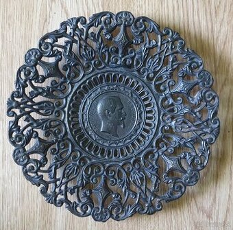 Starožitný liatinový tanier  - vyše  170 . ročný