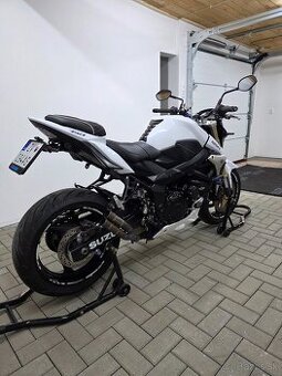 Suzuki GSR750