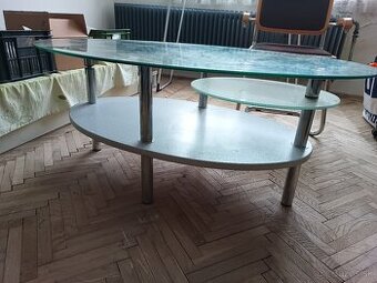 Sklenený konferenčný stolík