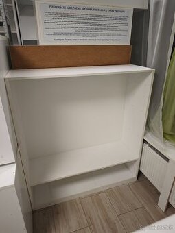 Polica-regál so sklenenými policami.