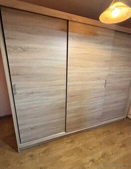 Šatníková skriňa s posuvnými dverami