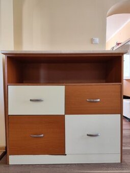 Priestranná komoda so zásuvkami