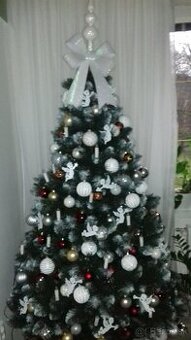 Vianočný stromček z ozdobami