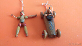 starožitné drevené autíčko a panáčik