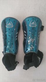 Adidas chrániče futbalové