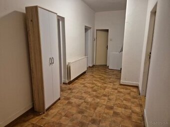 4 IZBOVY RODINNY DOM, CELY PODPIVNICENY - MOZNOST BYVANIA