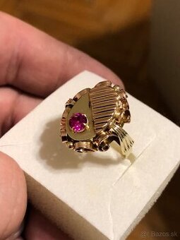 Dámsky zlatý  prsteň s červeným očkom