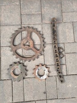 Staré ozubené kolesá a reťaz (dekorácia / súčiastky)