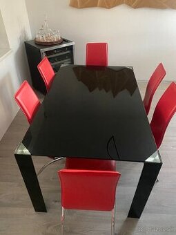 elegantný jedálensky stôl so stoličkami