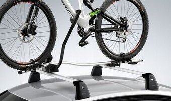 BMW nosic bicyklov na strechu auta