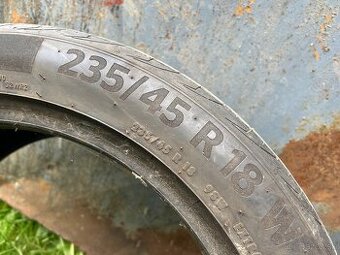 235/45 r18